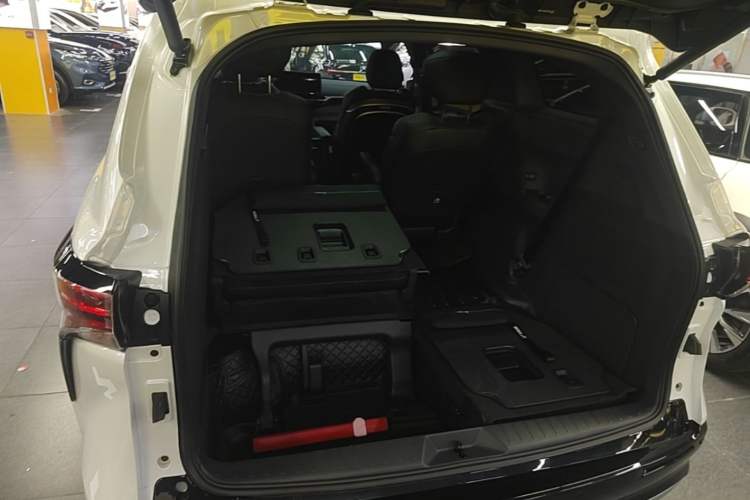 Used Toyota SIENNA 2023 2.5L Hybrid Ultimate Edition Trunk