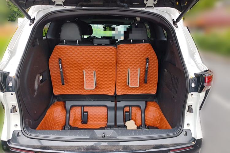 Used Toyota SIENNA 2023 2.5L Hybrid Deluxe Edition Trunk