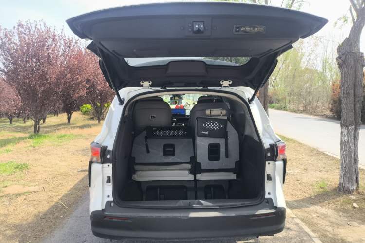 Used Toyota SIENNA 2023 2.5L Hybrid Comfort Edition Trunk