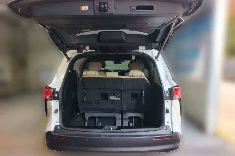 Used Toyota SIENNA 2023 2.5L Hybrid Deluxe Edition Trunk