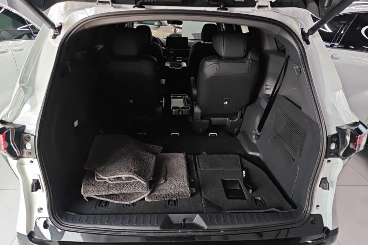 Used Toyota SIENNA 2023 2.5L Hybrid Deluxe Edition Trunk