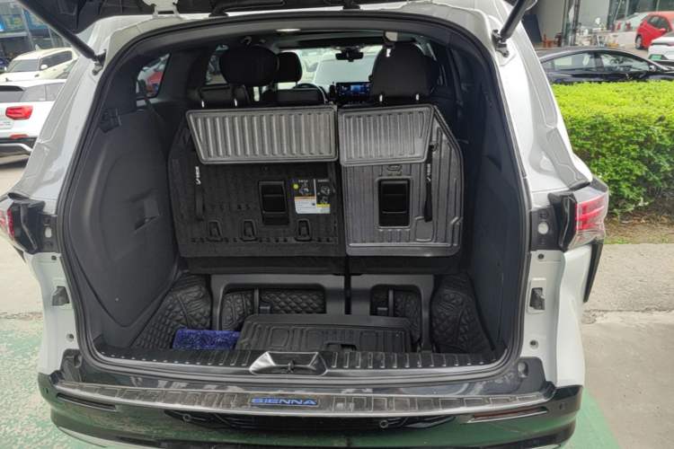 Used Toyota SIENNA 2023 2.5L Hybrid Deluxe Edition Trunk