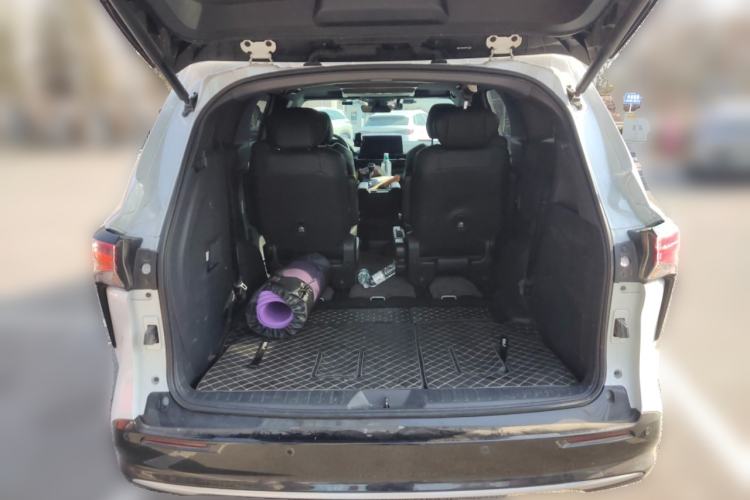 Used Toyota SIENNA 2023 2.5L Hybrid Deluxe Edition Trunk