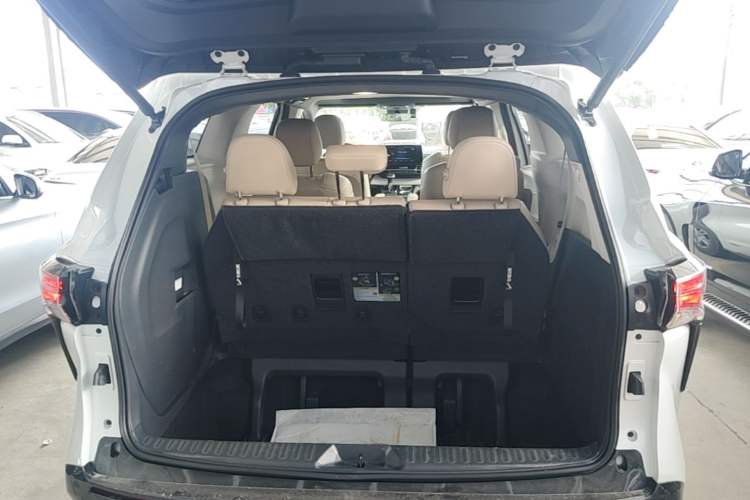 Used Toyota SIENNA 2023 2.5L Hybrid Luxury Edition Trunk