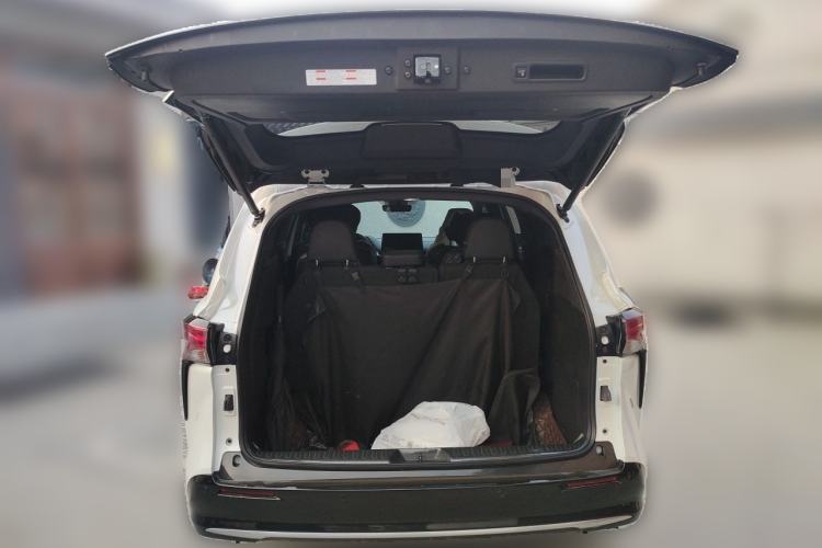 Used Toyota SIENNA 2023 2.5L Hybrid Deluxe Edition Trunk