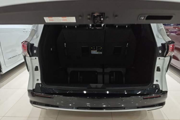 Used Toyota SIENNA 2023 2.5L Hybrid Deluxe Edition Trunk