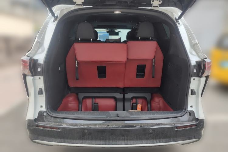 Used Toyota SIENNA 2023 2.5L Hybrid Deluxe Edition Trunk