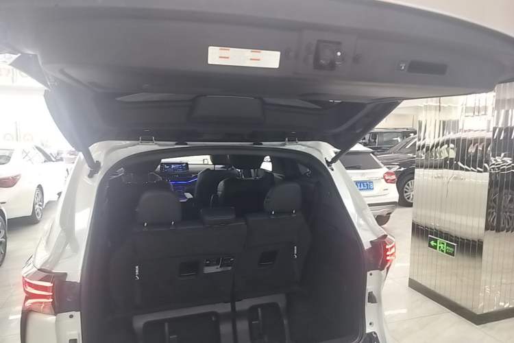 Used Toyota SIENNA 2023 2.5L Hybrid Deluxe Edition Trunk