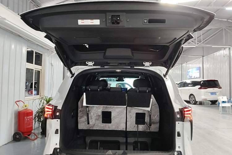 Used Toyota SIENNA 2023 2.5L Hybrid Deluxe Edition Trunk