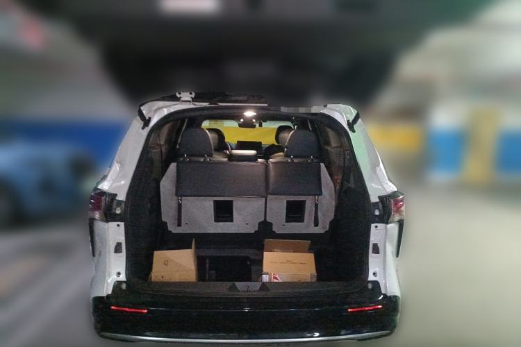 Used Toyota SIENNA 2023 2.5L Hybrid Deluxe Edition Trunk