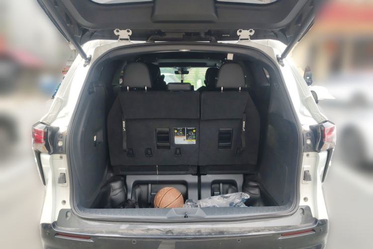 Used Toyota SIENNA 2023 2.5L Hybrid Deluxe Edition Trunk