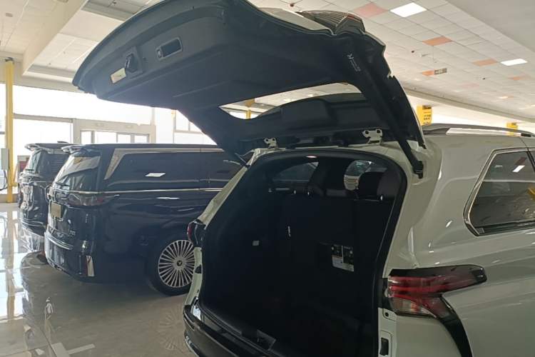 Used Toyota SIENNA 2023 2.5L Hybrid Platinum Edition Trunk