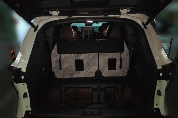 Used Toyota SIENNA 2023 2.5L Hybrid Platinum Edition Trunk