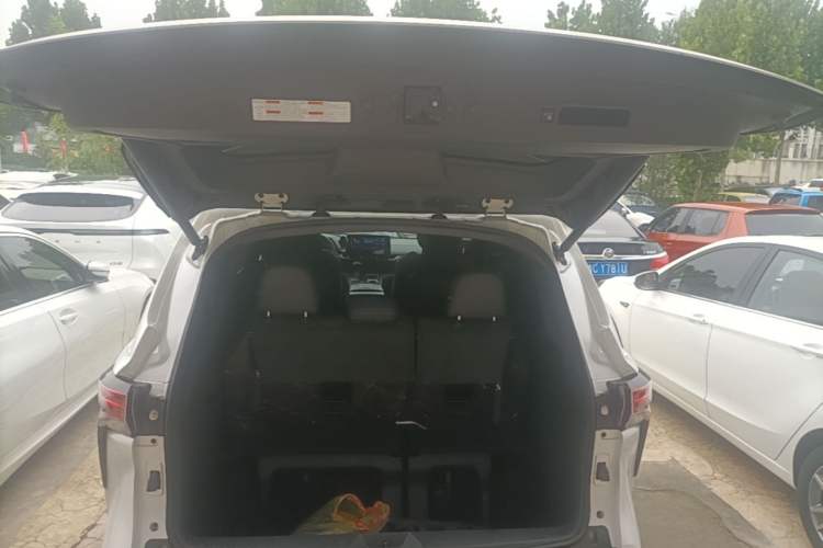 Used Toyota SIENNA 2023 2.5L Hybrid Deluxe Edition Trunk