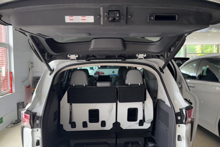 Used Toyota SIENNA 2023 2.5L Hybrid Luxury Edition Trunk