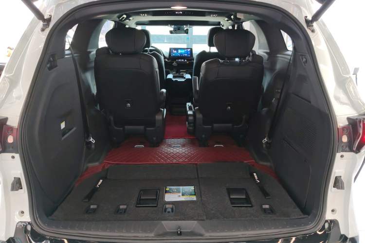 Used Toyota SIENNA 2023 2.5L Hybrid Deluxe Edition Trunk