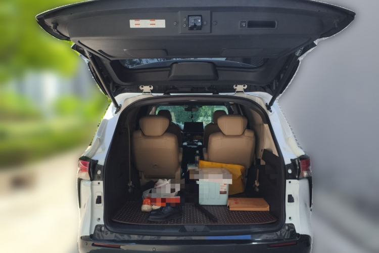 Used Toyota SIENNA 2023 2.5L Hybrid Deluxe Edition Trunk
