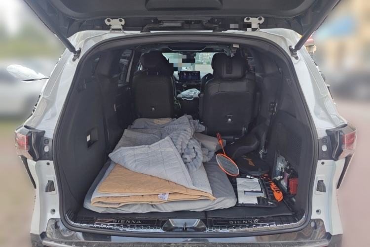 Used Toyota SIENNA 2023 2.5L Hybrid Platinum Edition Trunk