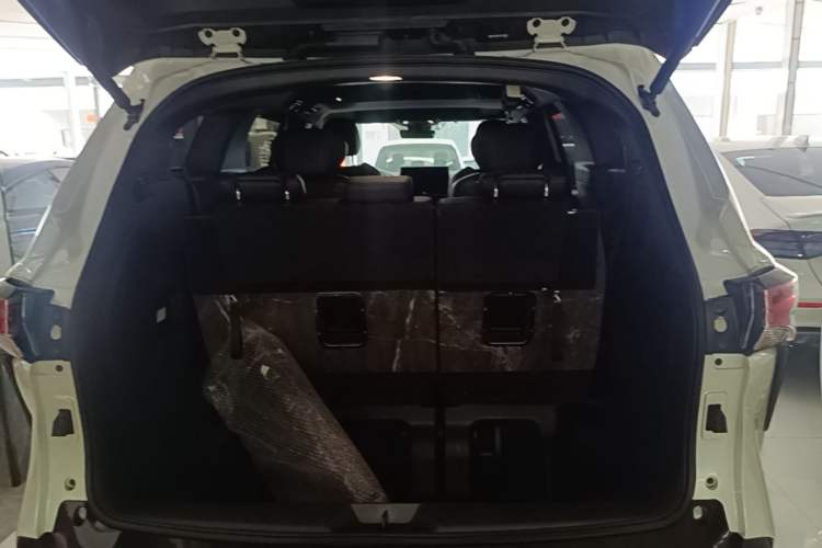 Used Toyota SIENNA 2023 2.5L Hybrid Deluxe Edition Trunk
