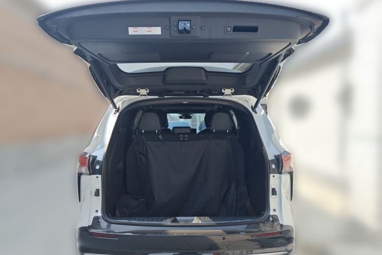 Used Toyota SIENNA 2023 2.5L Hybrid Deluxe Edition Trunk