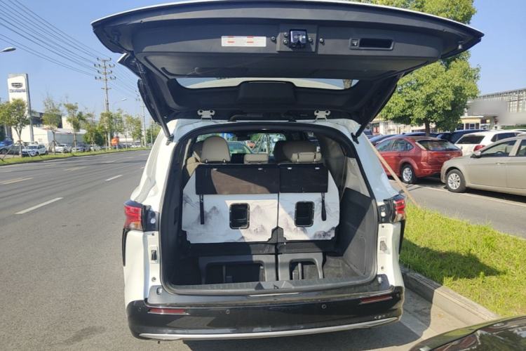 Used Toyota SIENNA 2023 2.5L Hybrid Deluxe Edition Trunk