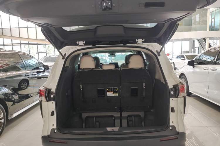 Used Toyota SIENNA 2023 2.5L Hybrid Comfort Edition Trunk