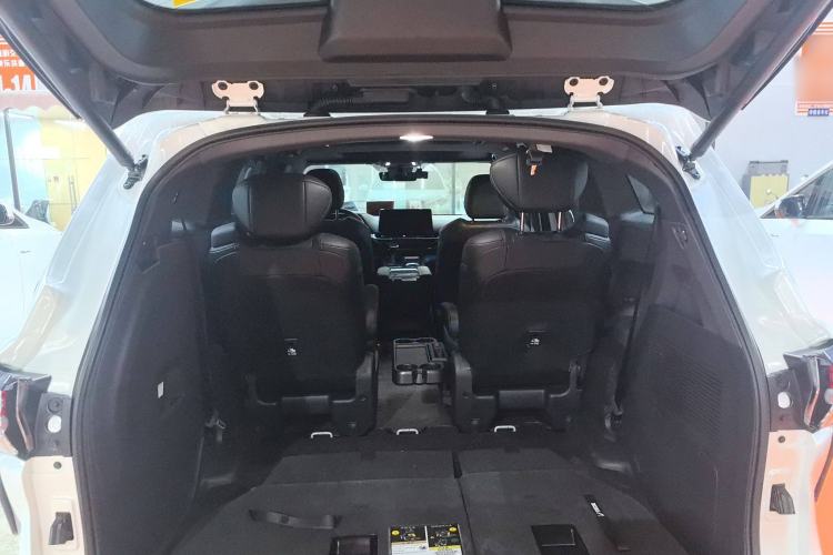Used Toyota SIENNA 2023 2.5L Hybrid Deluxe Edition Trunk