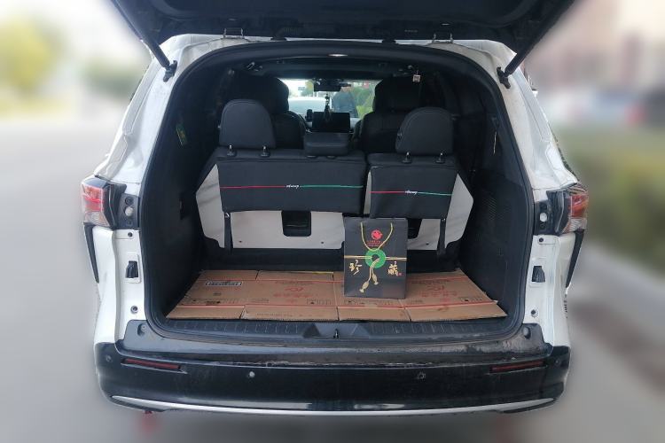 Used Toyota SIENNA 2023 2.5L Hybrid Deluxe Edition Trunk