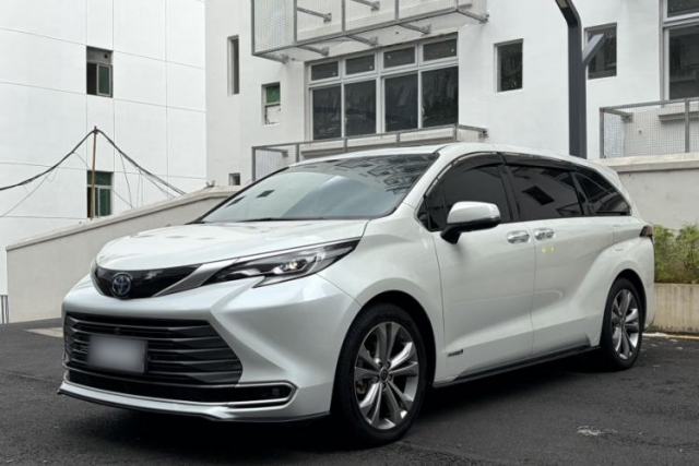 Used Toyota SIENNA 2023 2.5L Hybrid Deluxe Edition