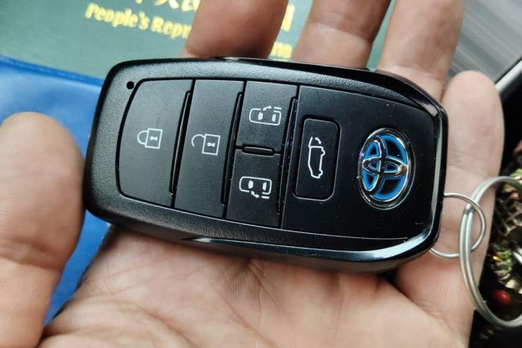 Used Toyota SIENNA 2023 2.5L Hybrid Platinum Edition Vehicle Key