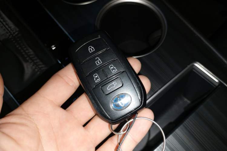 Used Toyota SIENNA 2023 2.5L Hybrid Deluxe Edition Vehicle Key