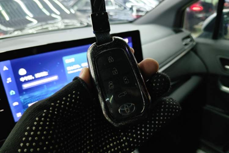 Used Toyota SIENNA 2023 2.5L Hybrid Deluxe Edition Vehicle Key