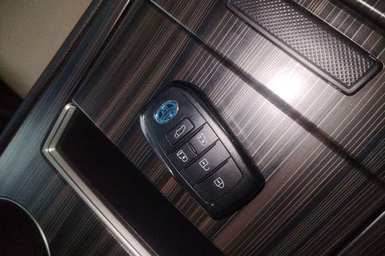 Used Toyota SIENNA 2023 2.5L Hybrid Deluxe Edition Vehicle Key