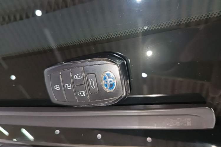 Used Toyota SIENNA 2023 2.5L Hybrid Deluxe Edition Vehicle Key