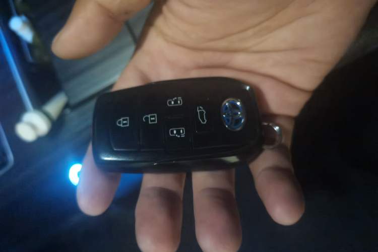 Used Toyota SIENNA 2023 2.5L Hybrid Deluxe Edition Vehicle Key