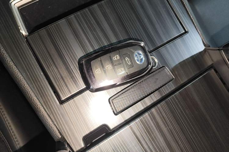 Used Toyota SIENNA 2023 2.5L Hybrid Deluxe Edition Vehicle Key