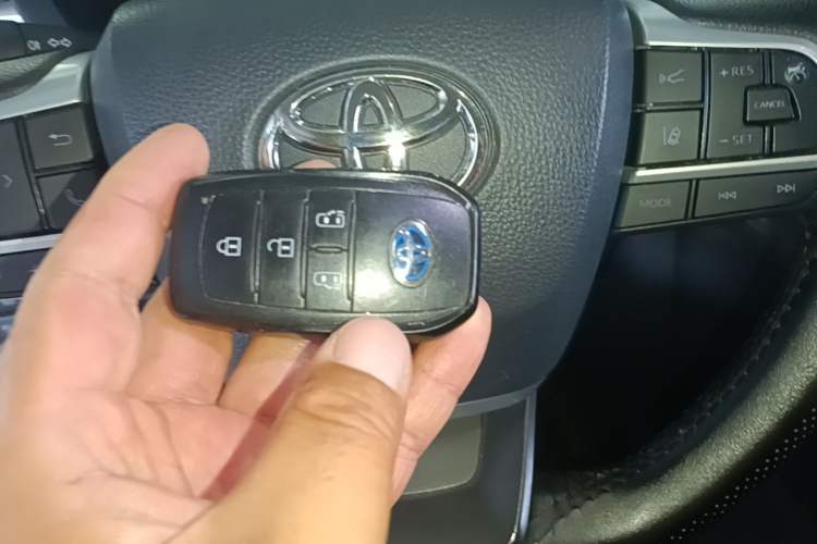 Used Toyota SIENNA 2023 2.5L Hybrid Comfort Edition Vehicle Key