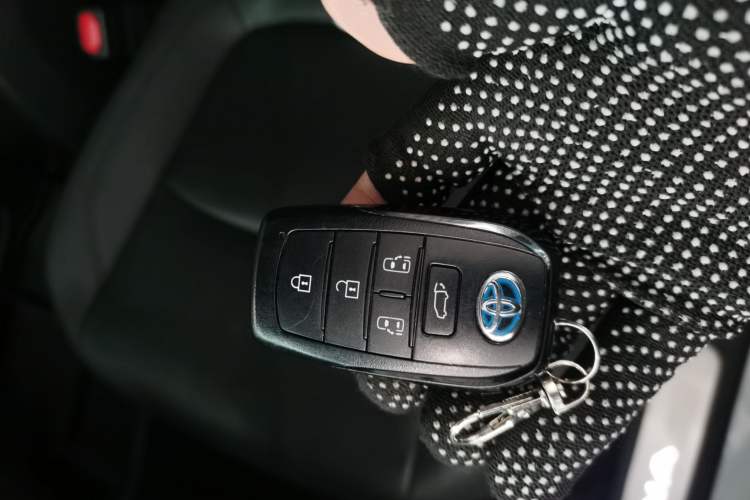 Used Toyota SIENNA 2023 2.5L Hybrid Deluxe Edition Vehicle Key