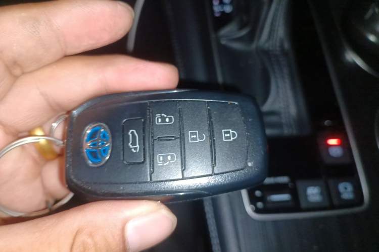 Used Toyota SIENNA 2023 2.5L Hybrid Deluxe Edition Vehicle Key