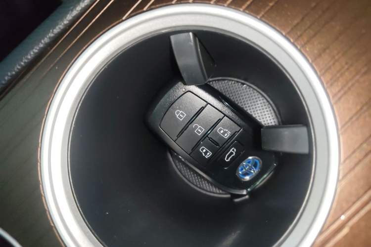 Used Toyota SIENNA 2023 2.5L Hybrid Luxury Edition Vehicle Key