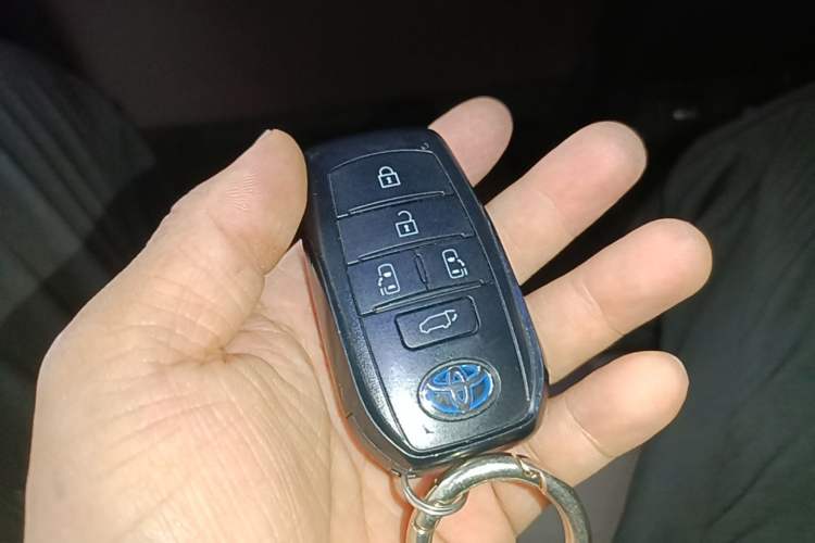 Used Toyota SIENNA 2023 2.5L Hybrid Platinum Edition Vehicle Key