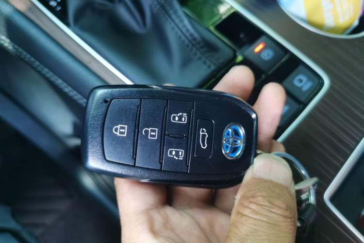 Used Toyota SIENNA 2023 2.5L Hybrid Luxury Edition Vehicle Key