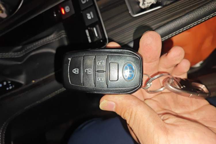 Used Toyota SIENNA 2023 2.5L Hybrid Platinum Edition Vehicle Key