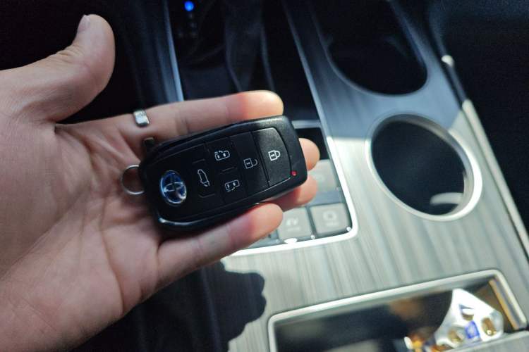 Used Toyota SIENNA 2023 2.5L Hybrid Deluxe Edition Vehicle Key