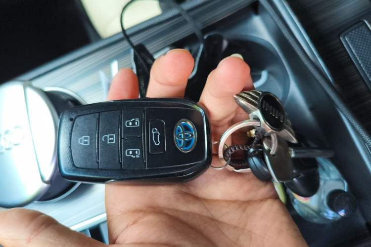 Used Toyota SIENNA 2023 2.5L Hybrid Deluxe Edition Vehicle Key