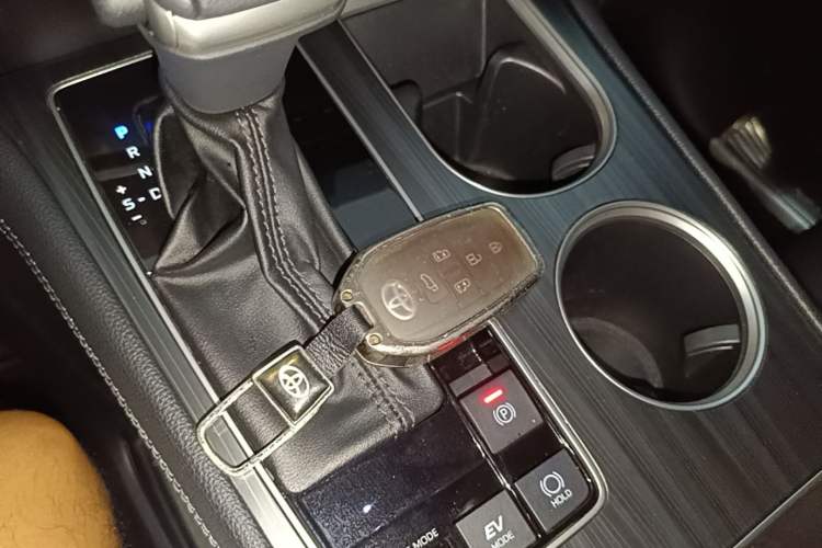 Used Toyota SIENNA 2023 2.5L Hybrid Deluxe Edition Vehicle Key