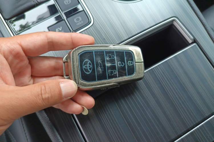 Used Toyota SIENNA 2023 2.5L Hybrid Deluxe Edition Vehicle Key