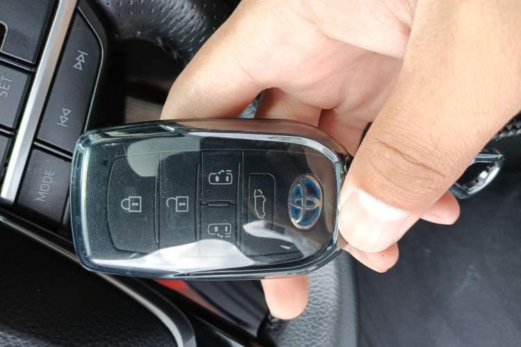Used Toyota SIENNA 2023 2.5L Hybrid Deluxe Edition Vehicle Key