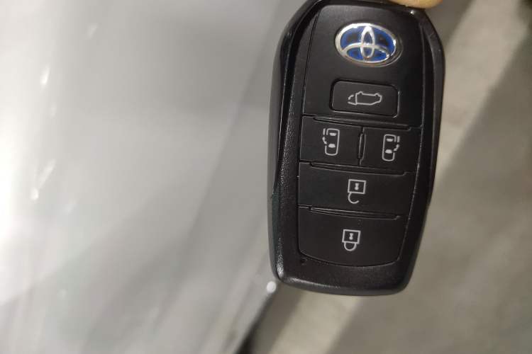 Used Toyota SIENNA 2023 2.5L Hybrid Platinum Edition Vehicle Key