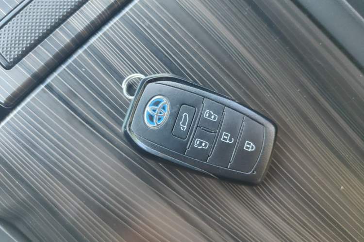 Used Toyota SIENNA 2023 2.5L Hybrid Deluxe Edition Vehicle Key